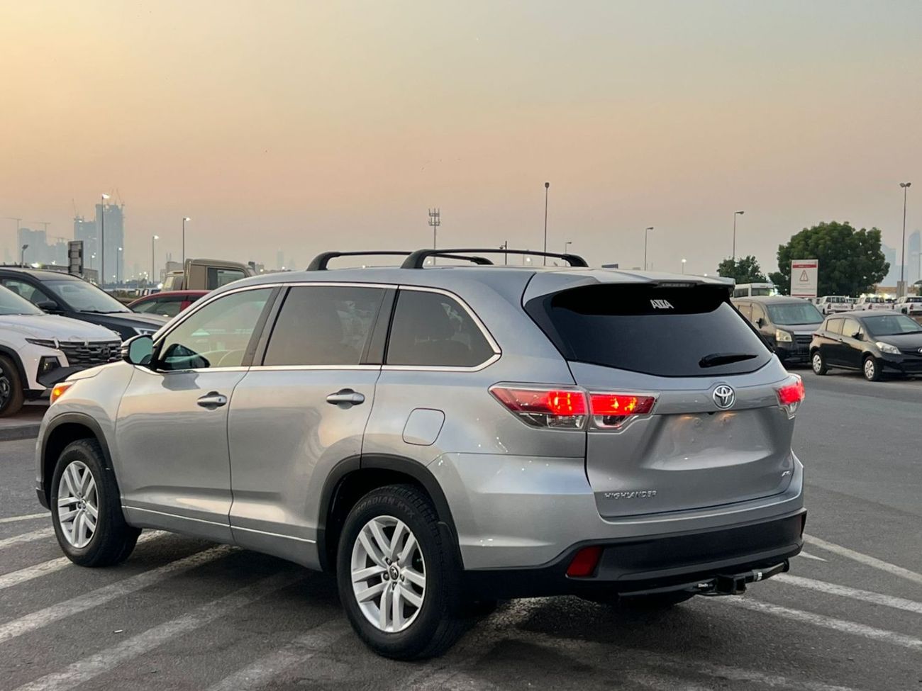 Toyota Highlander 2016 Toyota Highlander MidOption -3.5L - V6 - Rear  Camera - AWD 4x4 - Leather Seat -  7 seater