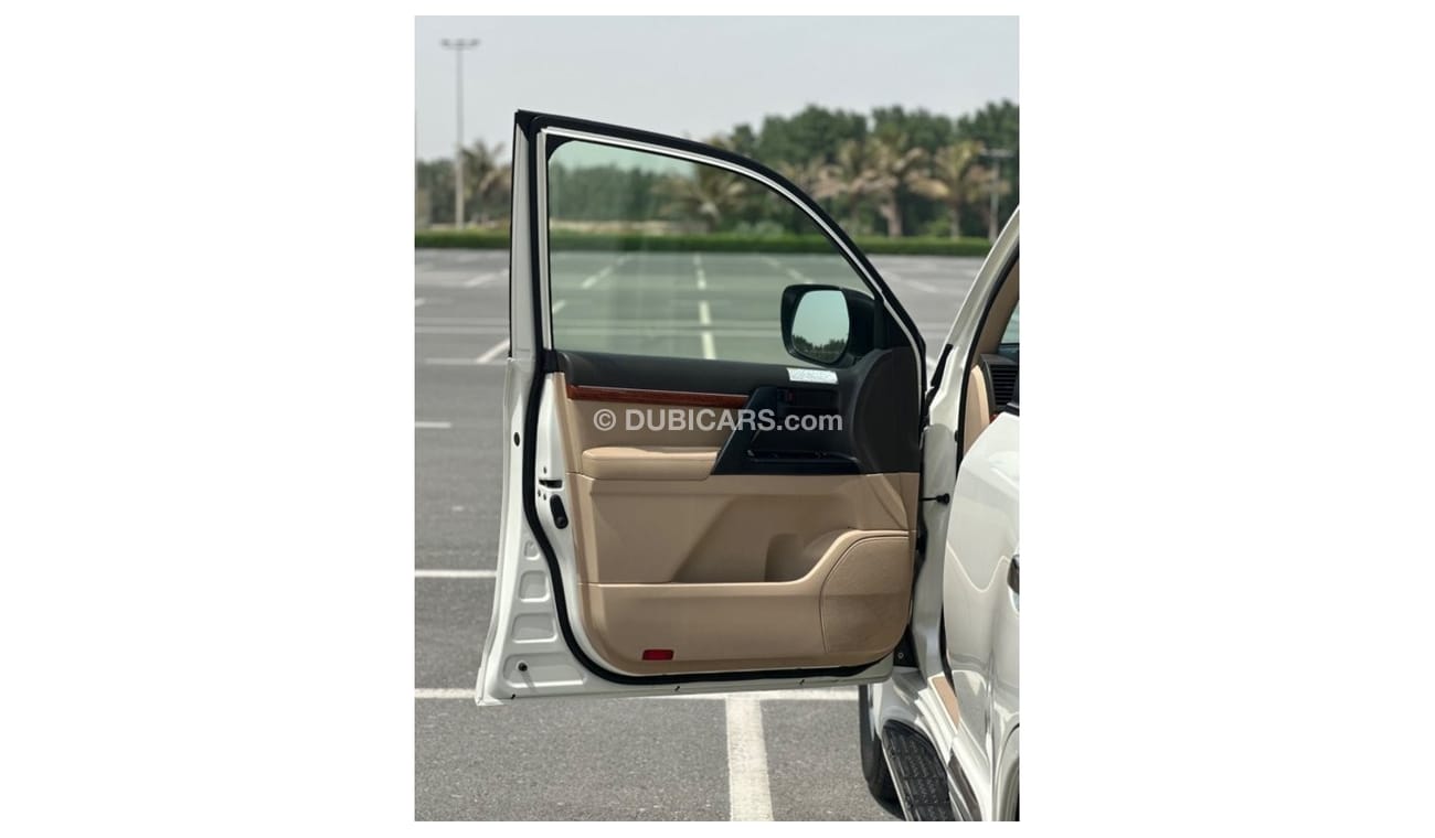 Toyota Land Cruiser MODEL 2014 GCC CAR PERFECT CONDITION INSIDE AND OUTSIDE