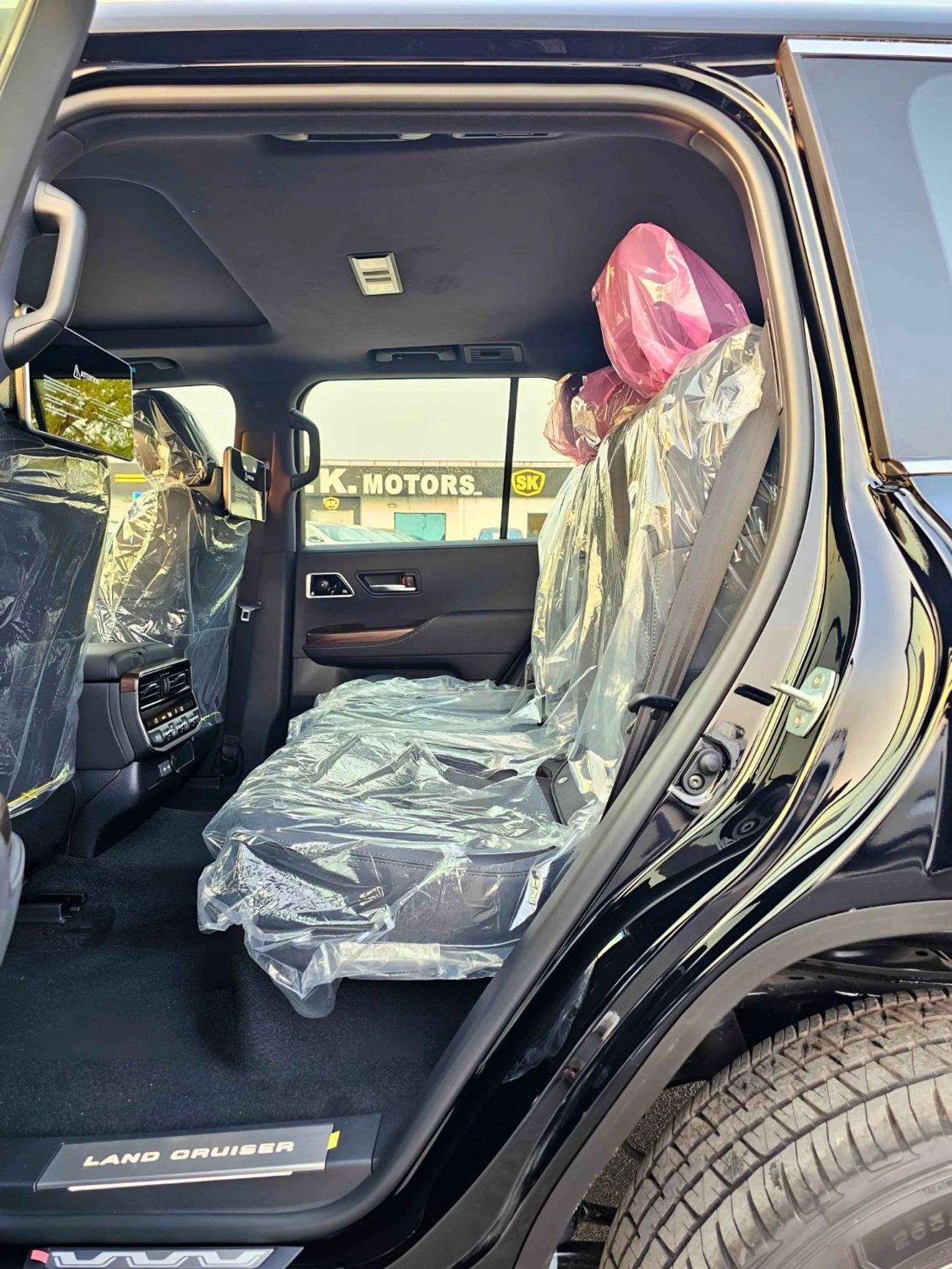 تويوتا لاند كروزر VX LC300 | 4.0L V6 PETROL | RADAR | POWER SEATS | BIG DVD | JBL SPEAKERS | 360* CAMERA | SUNROOF | F