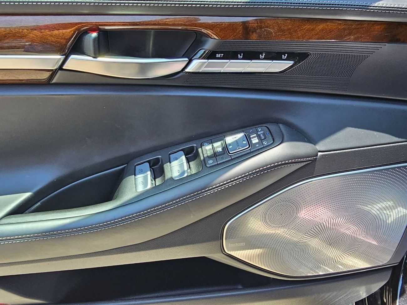 Genesis G90 Platinum