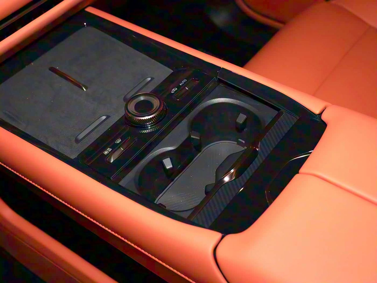 لينك أند كو 900 ULTRA | 208KM | PHEV | 2.0T | DUAL MOTORS | 4WD