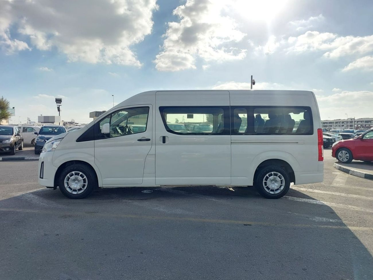 Toyota Hiace TOYOTA HIACE COMMUTER VAN RHD 2020 MODEL 2.8 L DIESEL AUTOMATIC(PM14152)