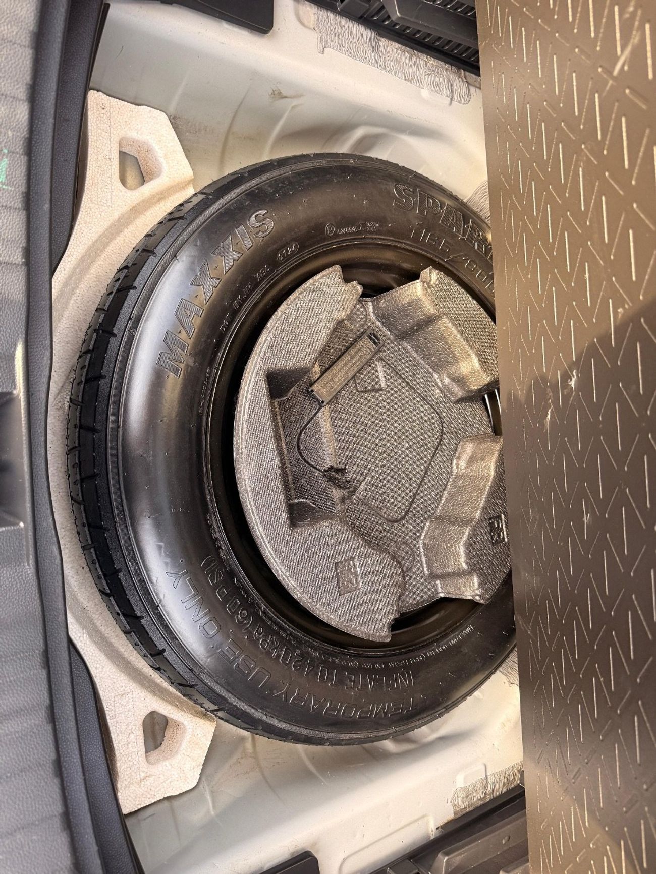 Toyota RAV4 XLE 2.5 L Sunroof, push start Full option