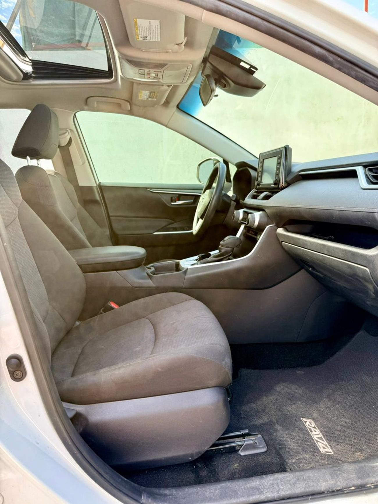 Toyota RAV4 2021 Toyota Rav4  XLE 2.5L full option + sunroof + Push start + alloy rim + Radar + keyless Entry  e