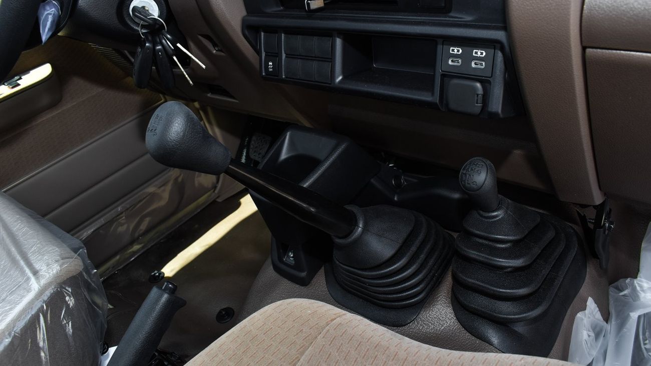 تويوتا لاند كروزر بيك آب 4.0L V6 Petrol Single Cabin  M/T