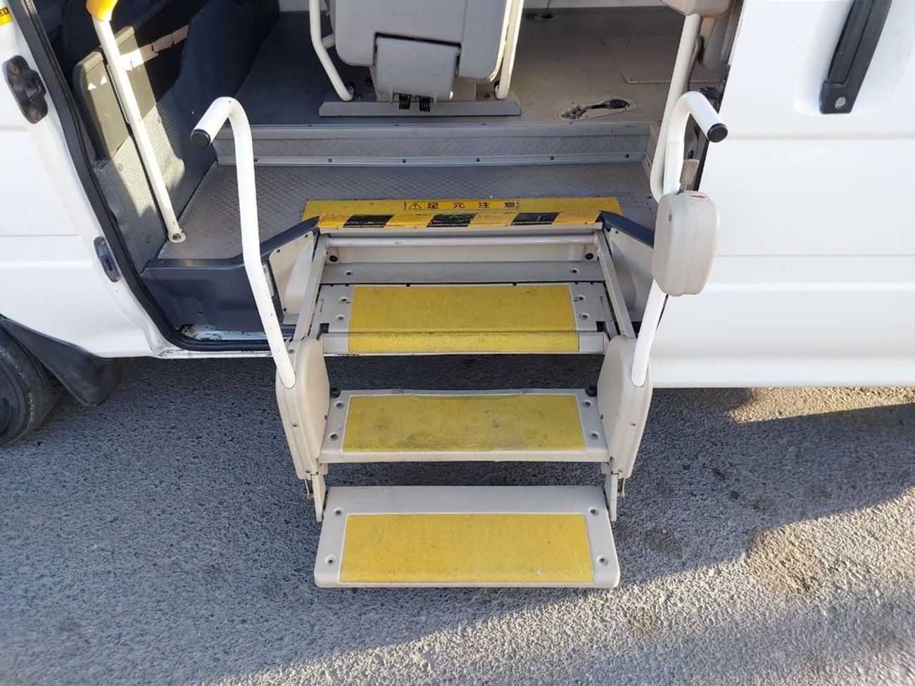 Toyota Hiace TOYOTA HIACE COMMUTER VAN RHD 2002 MODEL 3.0 L DIESEL AUTOMATIC(PM12553)