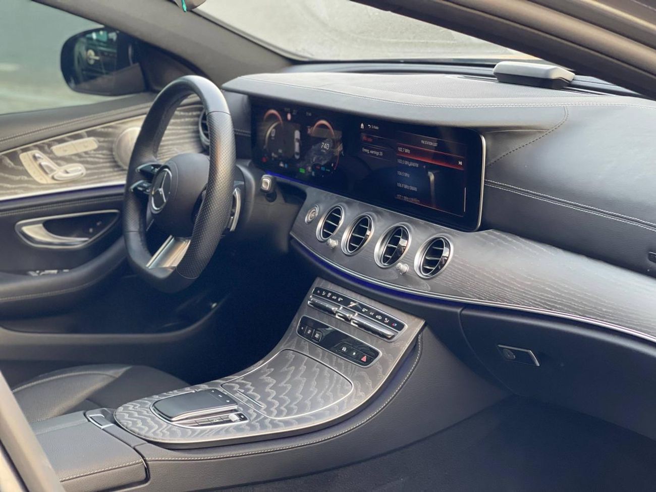 مرسيدس بنز E 350 عداد كيلومترات منخفض / كاميرا 360 درجة / رادار / شاشة عرض كاملة للوحة القيادة / نظام كشف النقطة العم