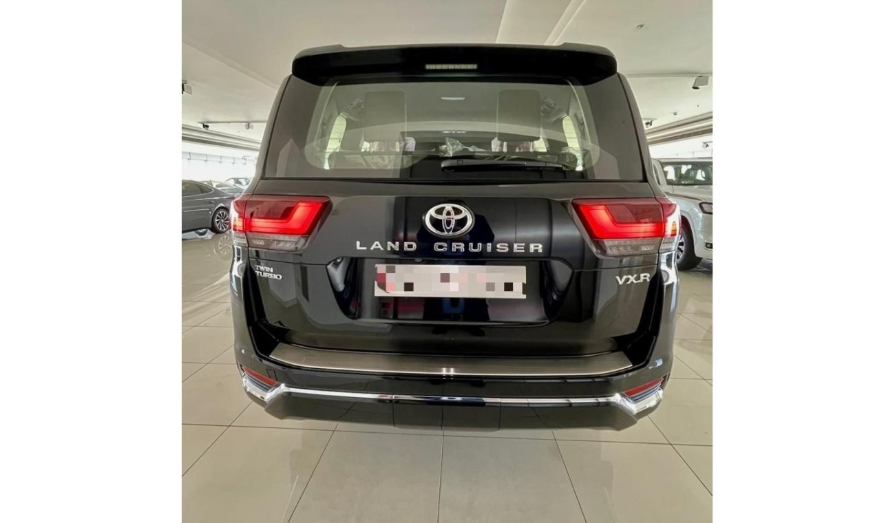 Toyota Land Cruiser VXR BLACK/RED