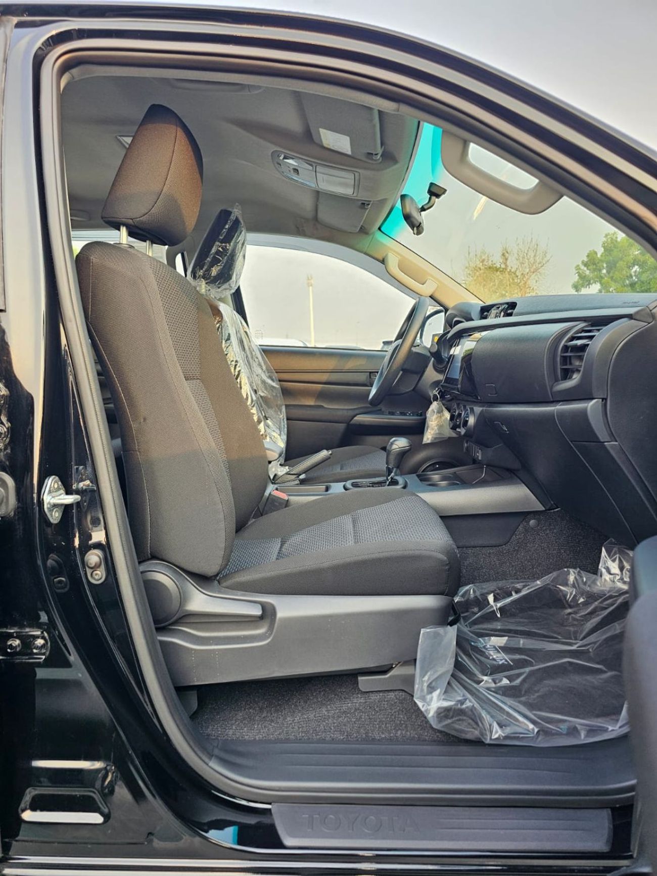 Toyota Hilux NARROW BODY DOUBLE CABIN NARROW BODY BASIC || DOUBLE CABIN / 2.7L PETROL V4 A/T / BED LINER | WINDOW VISOR | REAL CHROME BUMP
