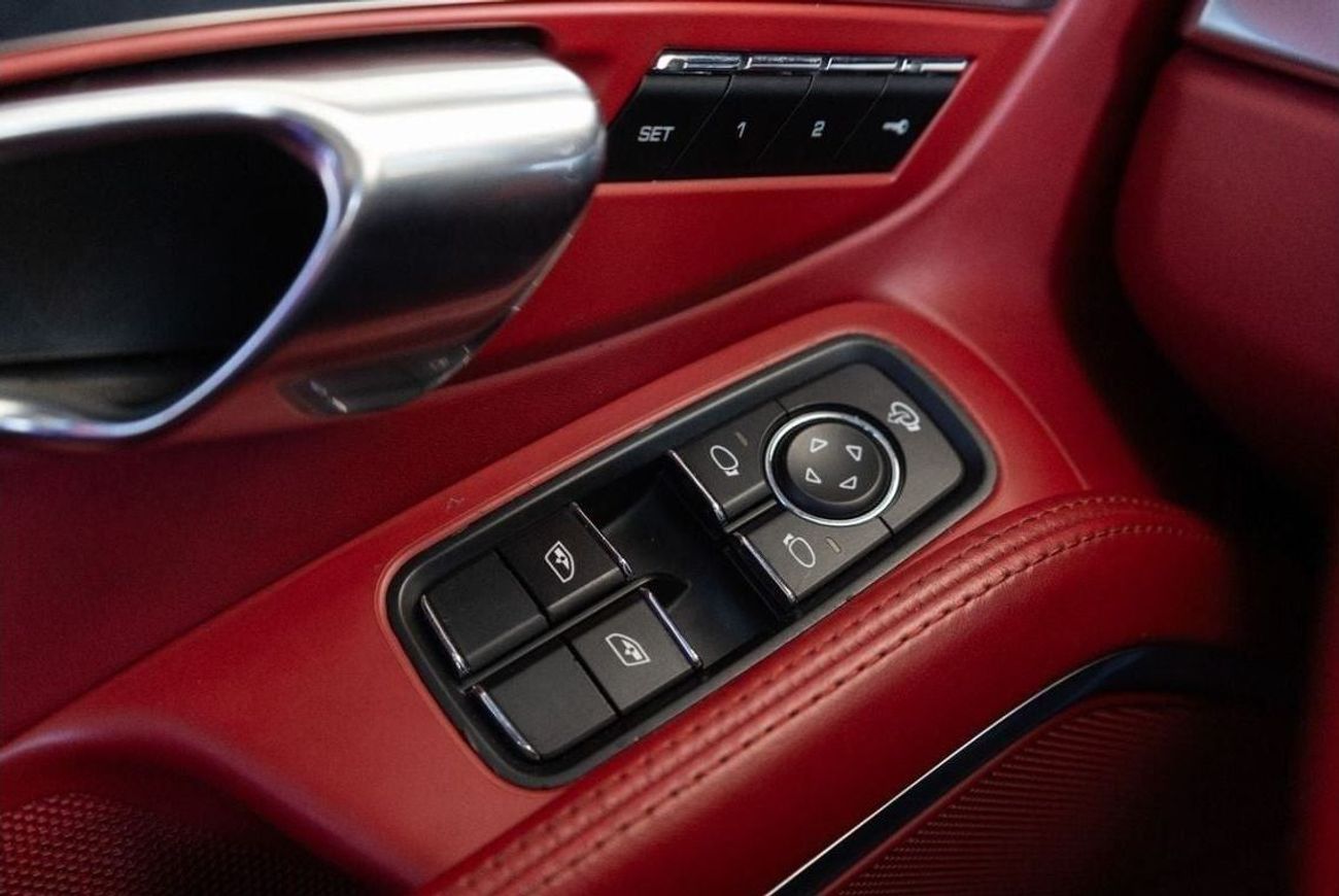 بورش 911 Carrera 4S 3.8L Coupe Porsche 911 Carrera 4S 2015 GCC with Flexible Down-Payment.