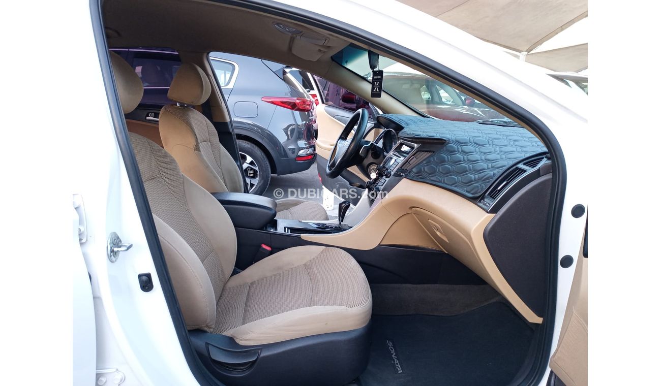 Hyundai Sonata Gulf model 2012 without accidents, white inside beige, you don't need any expenses.