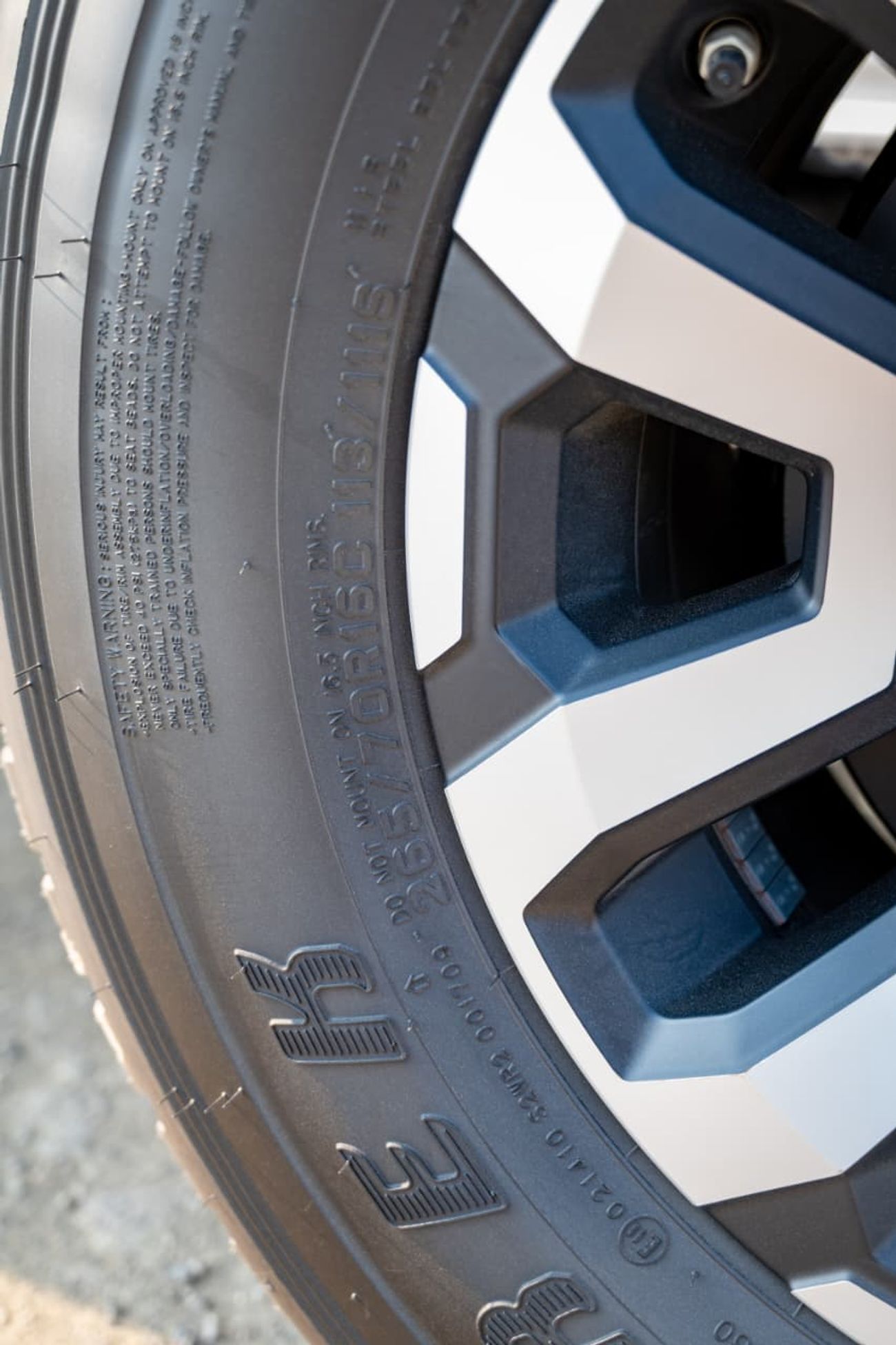 تويوتا لاند كروزر بيك آب 4.0L Pickup | Double Cabin | Automatic | Petrol | 5 Seater | 4 Door |