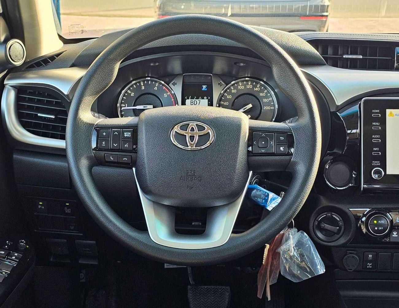 تويوتا هيلوكس SR5 / 2.4L DIESEL A/T / BLIND SPOT / DIFF LOCK / FR&RR CHROME BUMPERS / (CODE # HDFAA)