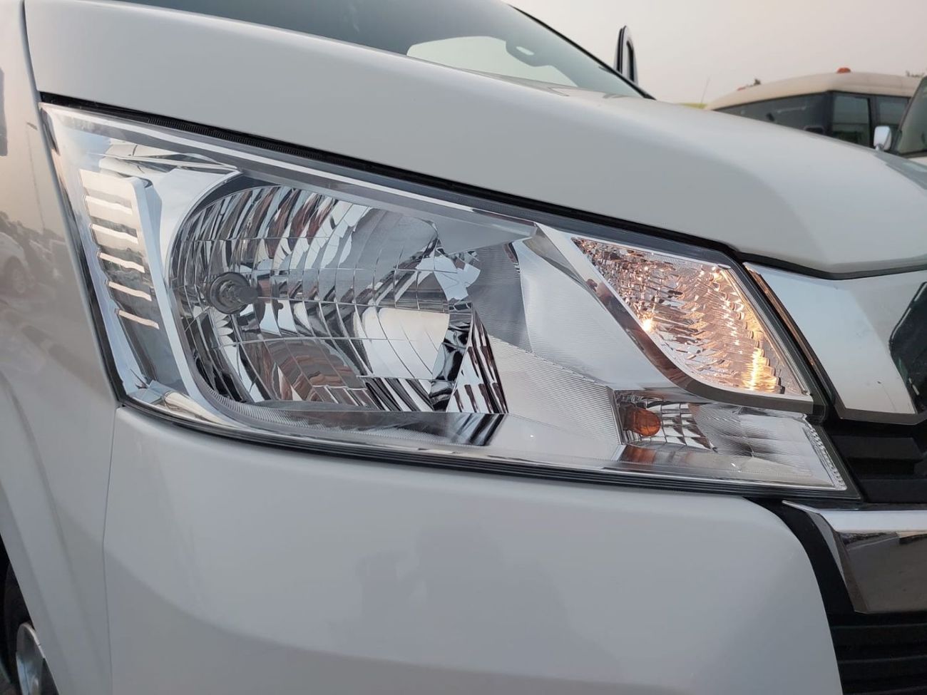 Toyota Hiace TOYOTA HIACE COMMUTER VAN RHD 2022 MODEL 2.8 L DIESEL AUTOMATIC(PM42119)