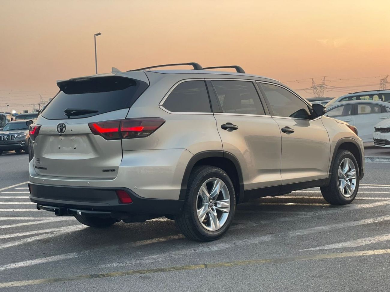 تويوتا هايلاندر 2016 Toyota Highlander Limited Edition 3.5L V6 Full Option 7 Seater - With Radar Leather Electric se