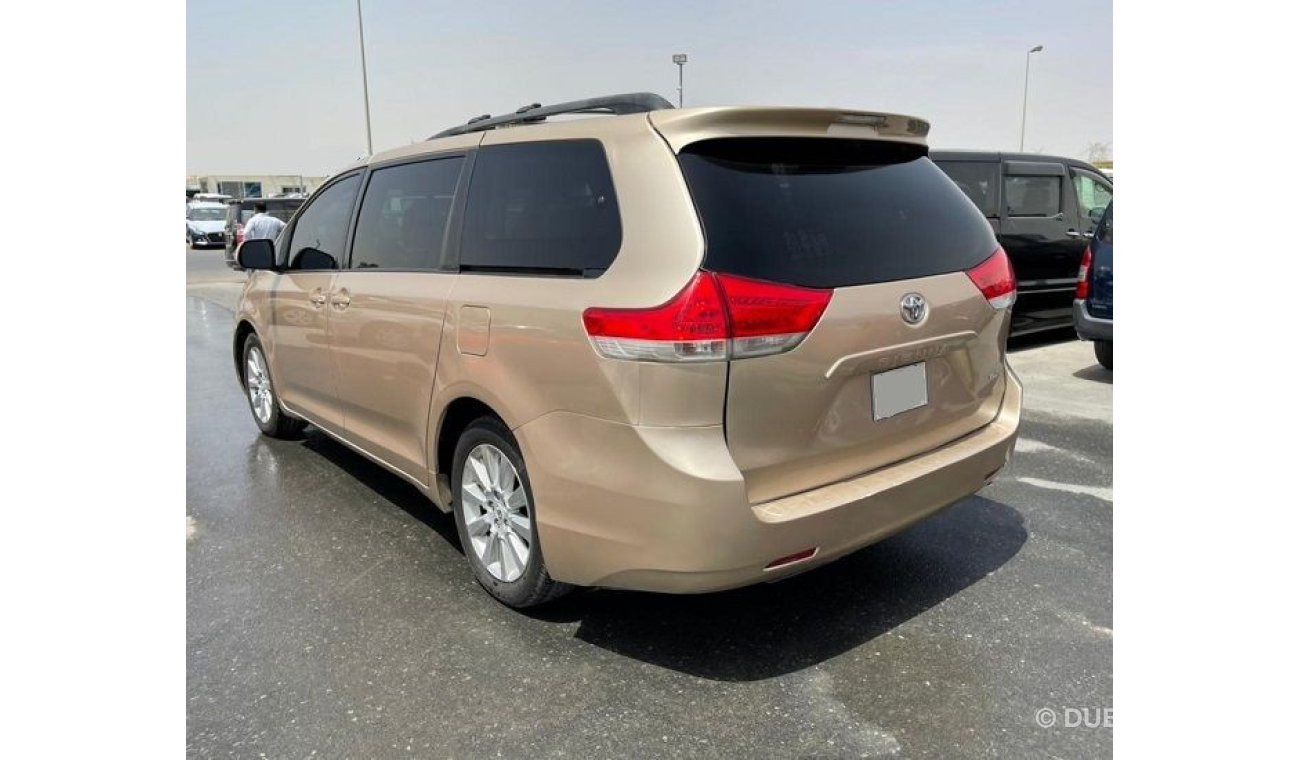 Used TOYOTA SIENNA 2011 XLE 2011 for sale in Dubai 439750