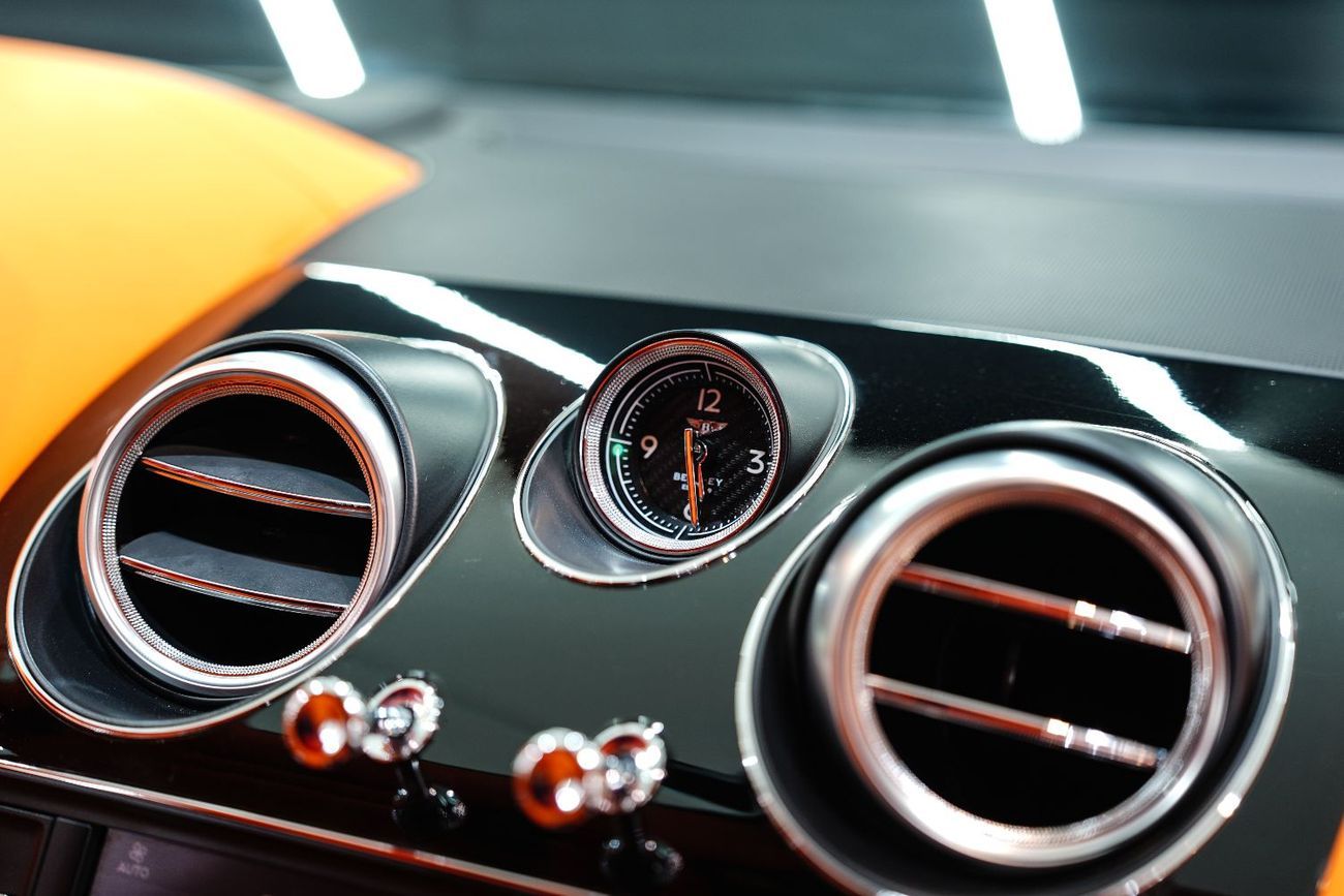 Bentley Bentayga W12, Carbon Fiber Body Kit, Panoramic Roof, Starlight Headliner, GCC Specs!!