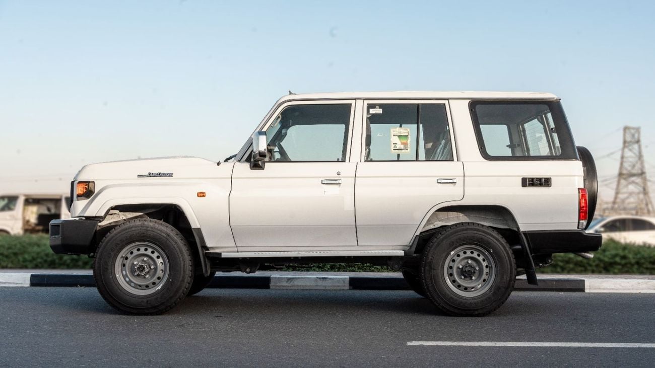 تويوتا لاند كروزر 70 Toyota Land Cruiser LC76 4.0L MT Petrol (White-Brown) Basic