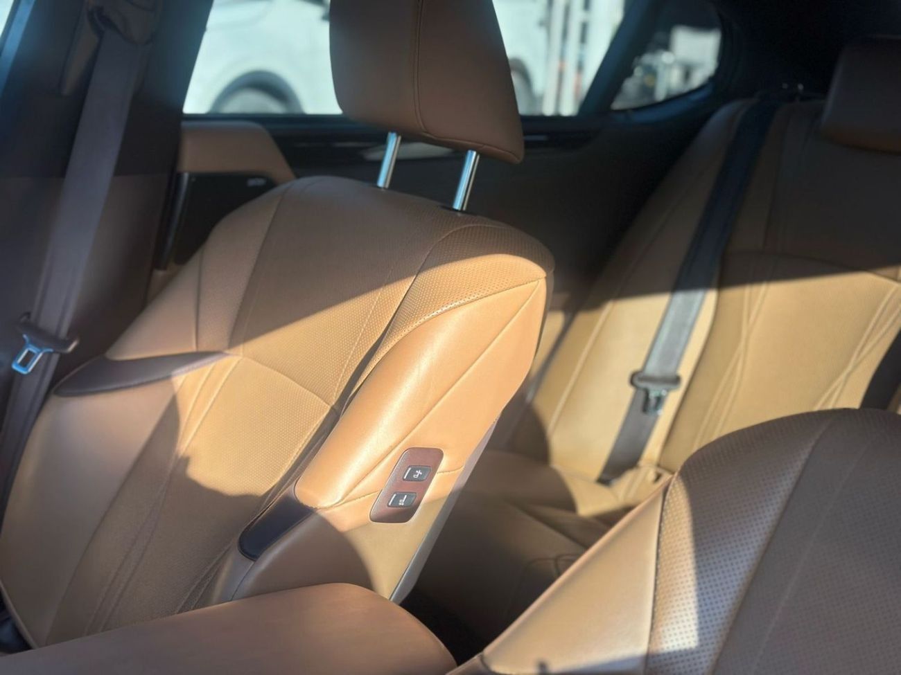 Lexus ES300h Hybrid 2.5L (214 HP)