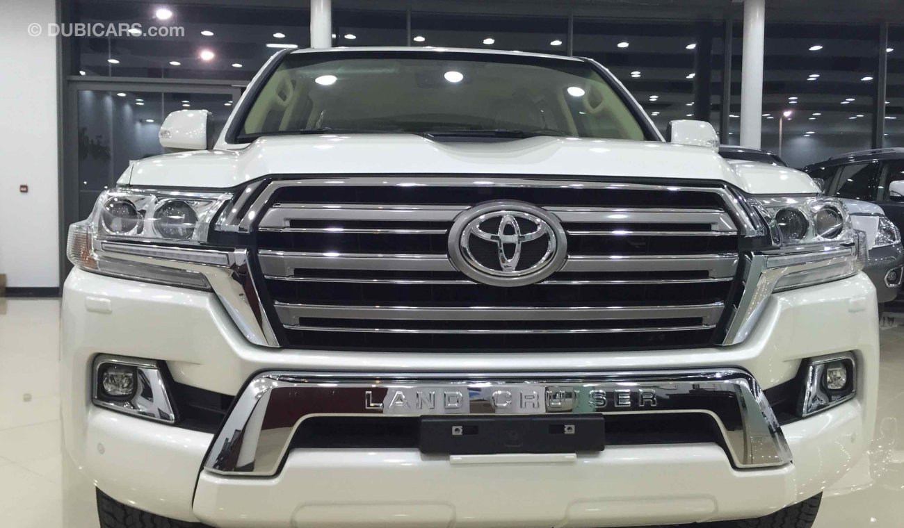 Toyota Land Cruiser جلد ثلاث شاشات فل كامل  GXR V8.