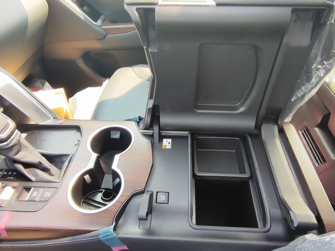 Toyota Land Cruiser VX TOYOTA Land Cruiser VX 4.0 P AT Omani SPECS Fully Loaded| Soft door close | JBL| Back LED lighting|