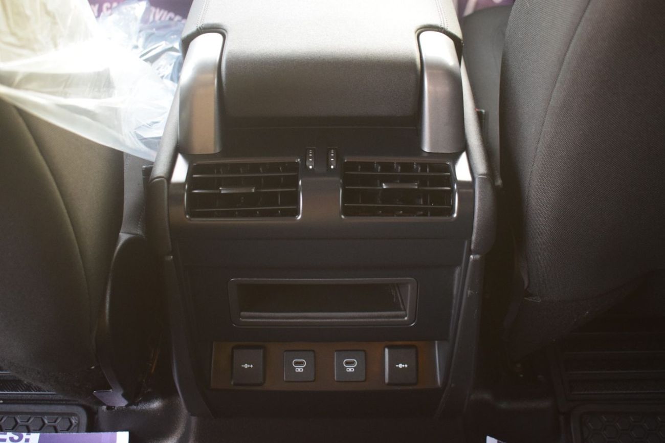 لاند روفر ديفندر 2021Model 2.0 petrol Engine full option tap of the range colour white Transmission Automatic Interio