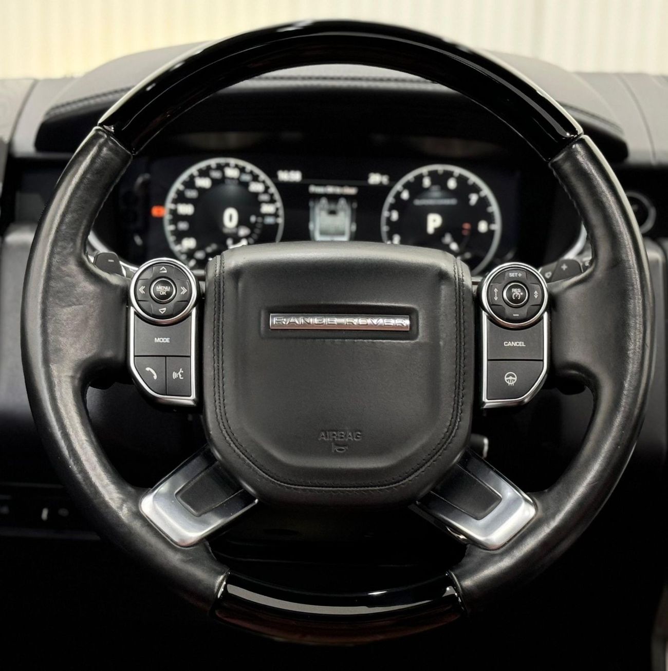 Land Rover Range Rover 2017 Range Rover Vogue SE Supercharged, Warranty, Full Range Rover Service History, Full Option, GCC