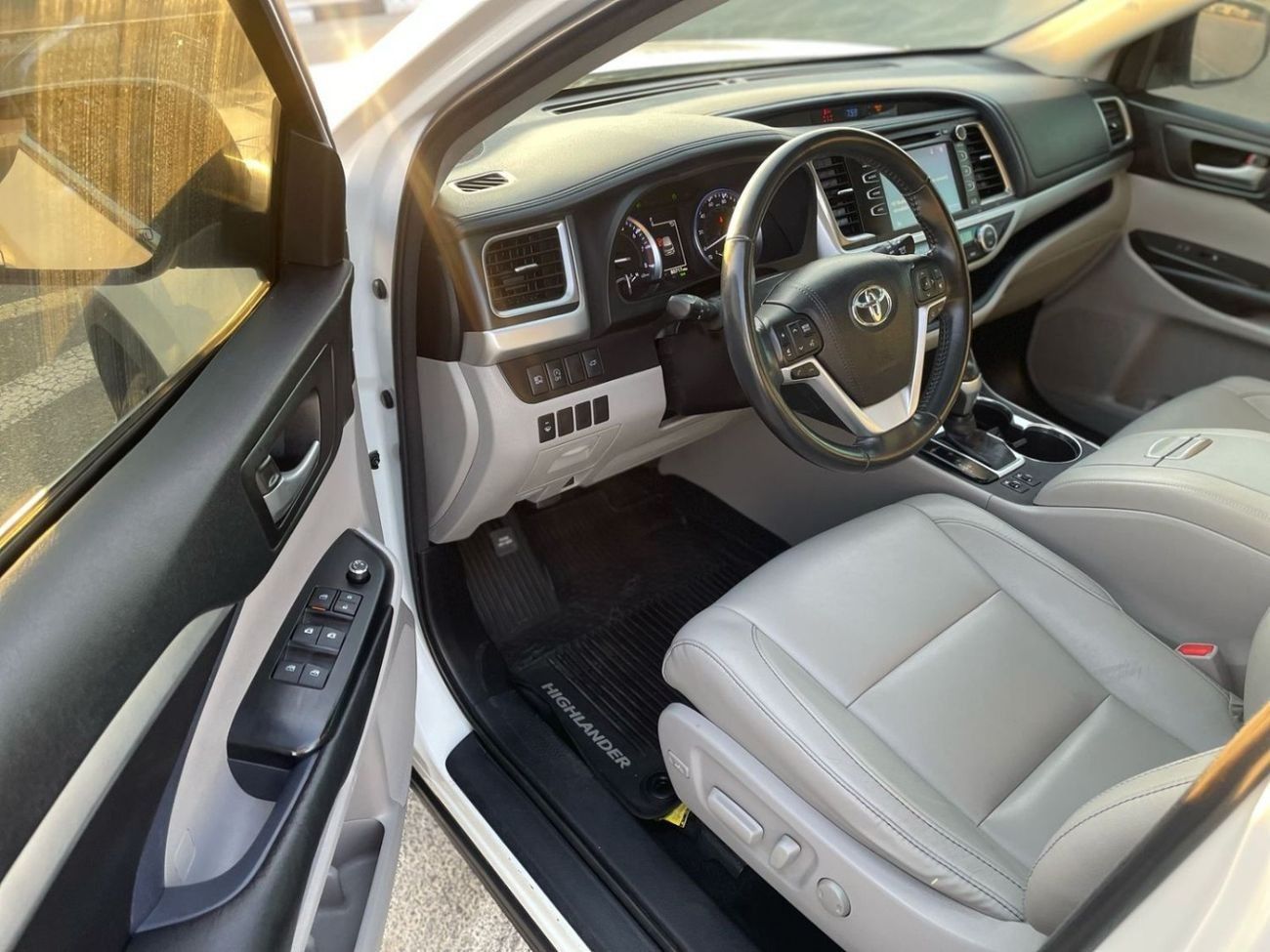 تويوتا هايلاندر 2018 Toyota Highlander XLE 3.5L V6 Full Option - 7 Seater With Radar - Leather Electric Seats - Trun
