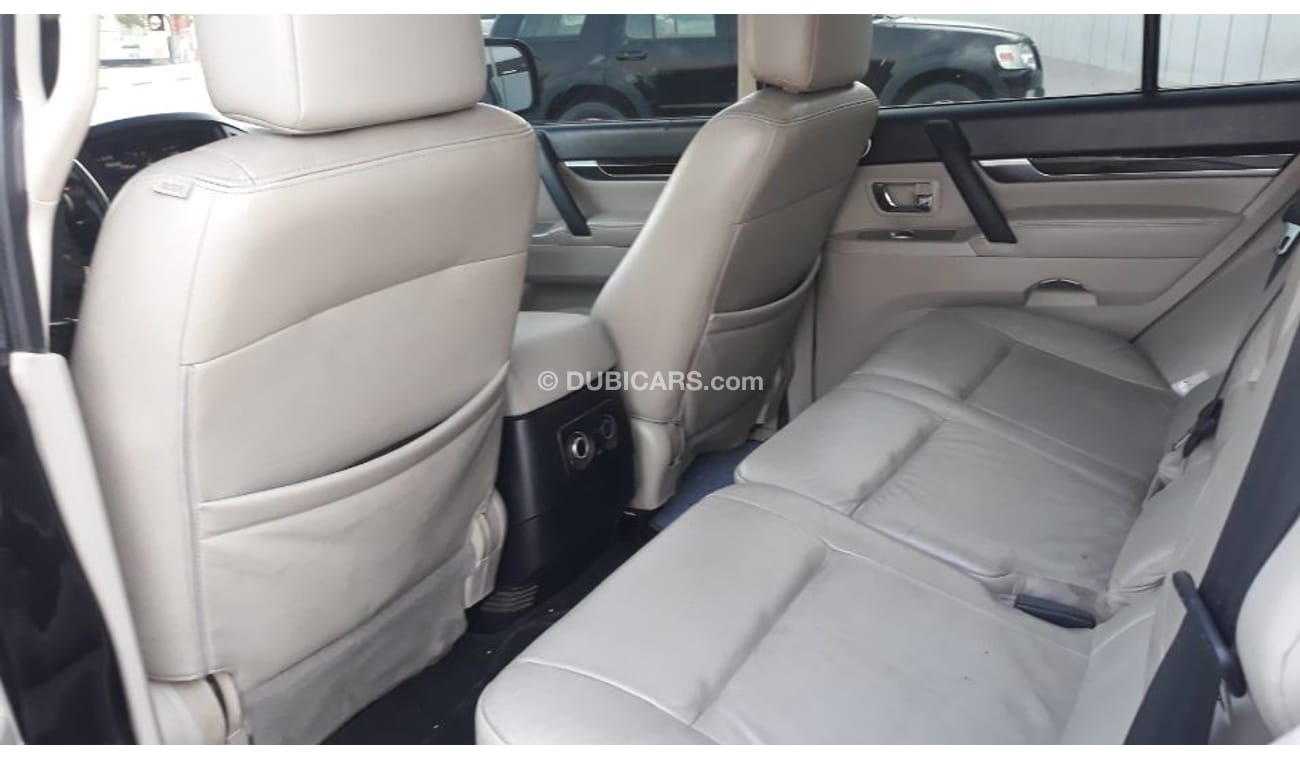 Mitsubishi Pajero 2011 Gulf Specs Full options V6 3. 5 ltr
