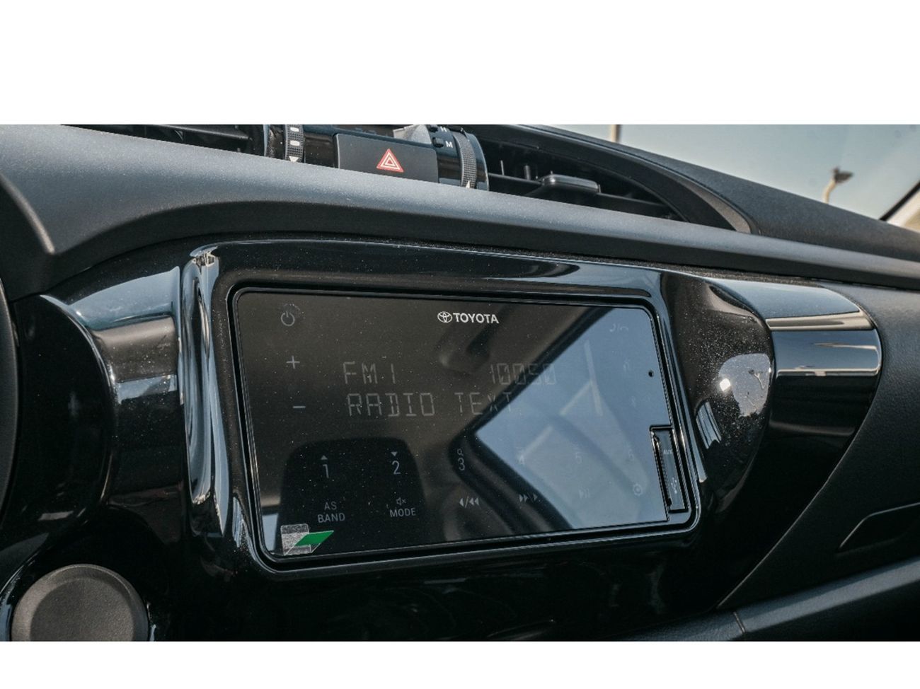 Toyota Hilux ECT0094 - Toyota Hilux SCab DLX - 2.4L Dsl Mt 4wd - White/Red