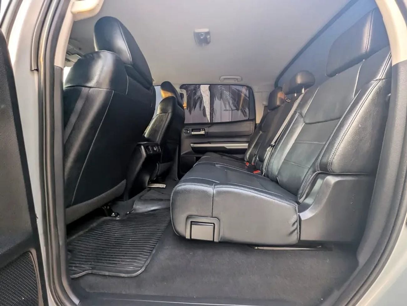Toyota Tundra Crewmax SR5 - GCC Specs interior and Exterior Excellent Condition