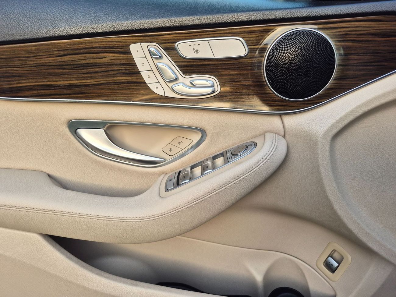 مرسيدس بنز C 300 Luxury 2.0L