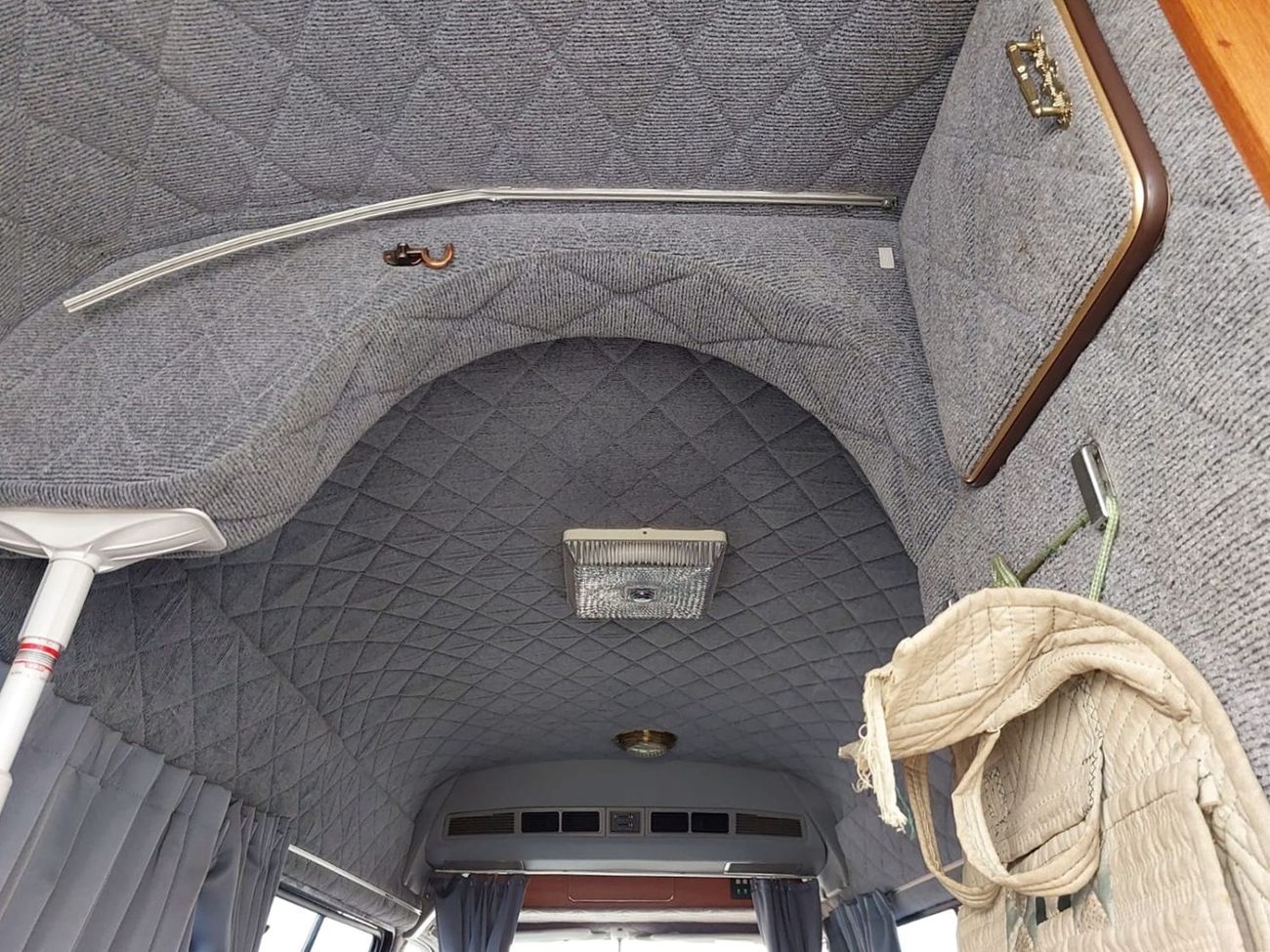 Toyota Hiace TOYOTA HIACE VAN RHD 1994  MODEL 2.7 L DIESEL AUTOMATIC(PM01681)