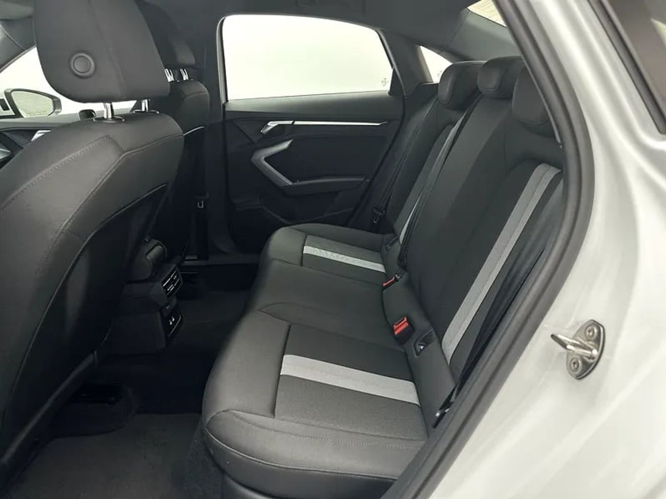 أودي A3 35 TFSI S Line 1.4L Sedan 35 TFSI 150hp Standard (Ref# 84620)