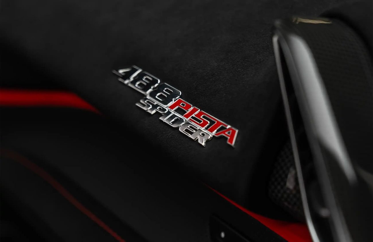 فيراري 488 بيستا سبايدر 3.9L V8 Twin-Turbocharged Engine