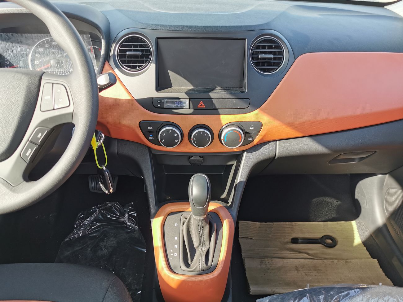 Hyundai Grand i10 1.2L PETROL, 14" TYRE, FABRIC SEATS, XENON HEADLIGHTS (CODE # HGI01)