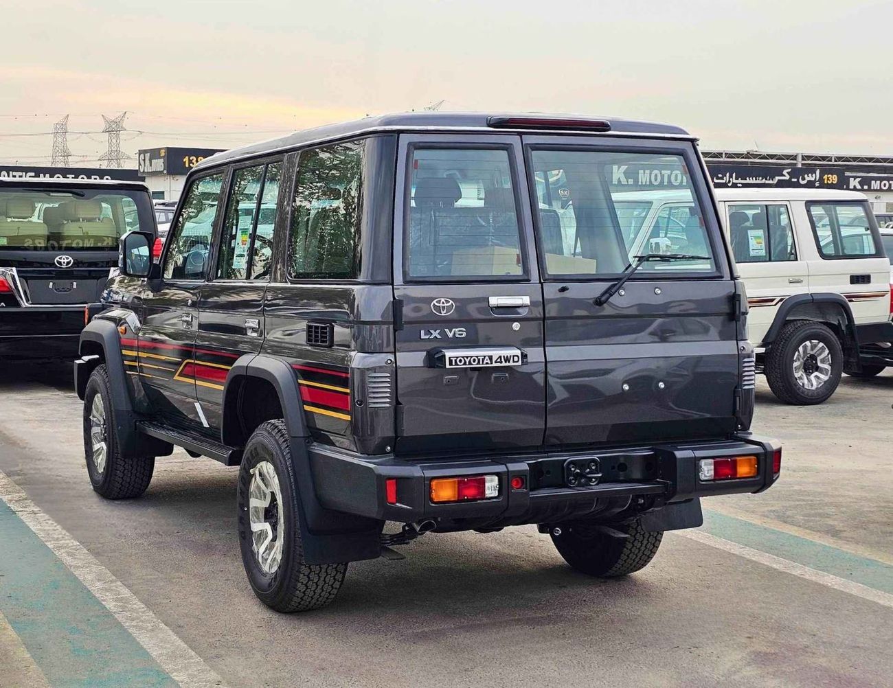 تويوتا لاند كروزر 70 LX LC76 / 4.0L PETROL A/T / DIFFLOCK / WINCH, SNORKEL / REFRIGERATOR / OVER FENDER (CODE # 76PAF)