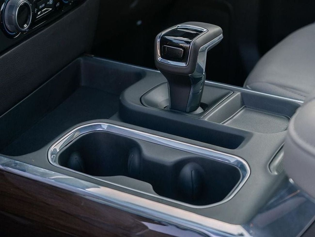 شيفروليه سيلفارادو Z71 Off Road in Right Hand Drive