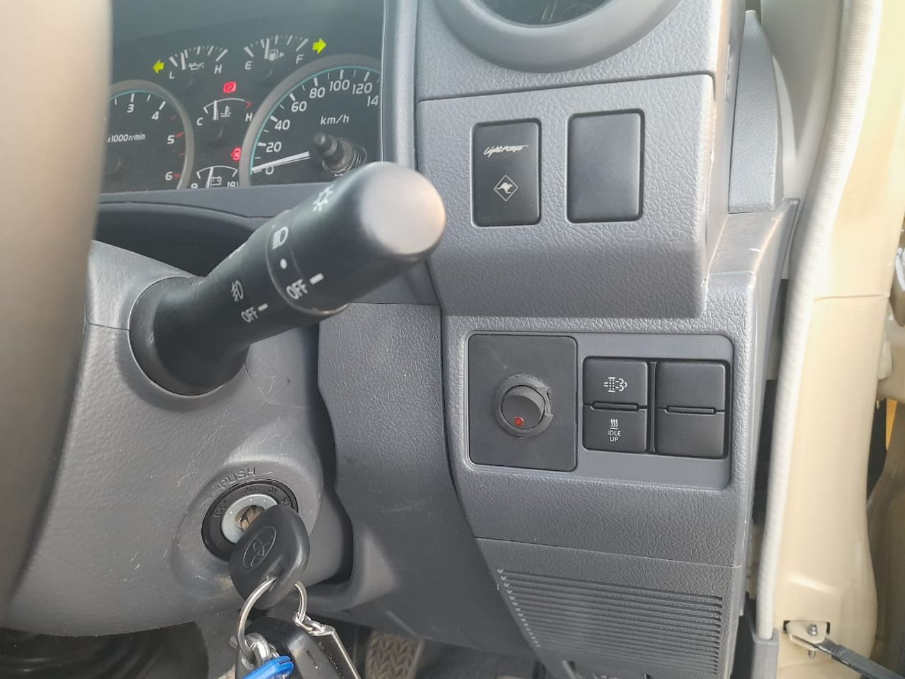 تويوتا لاند كروزر بيك آب MANUAL V8 RHD