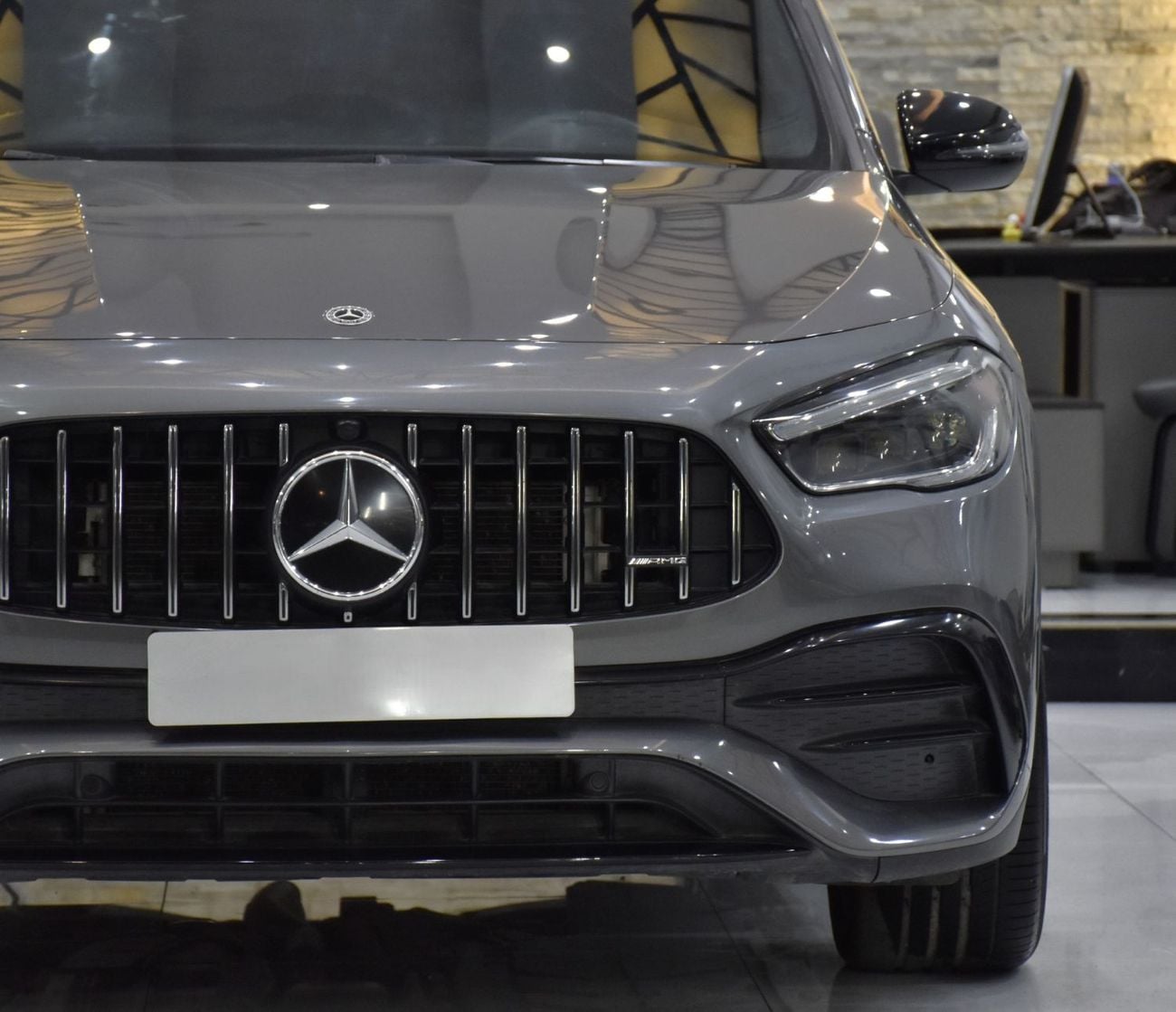 مرسيدس بنز GLA 35 AMG 4MATIC عرض ممتاز لسيارة مرسيدس بنز GLA35 AMG (موديل 2022) باللون الرمادي وبمواصفات أمريكية