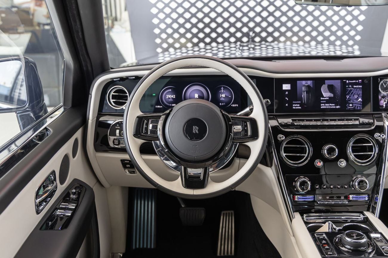 Rolls-Royce Cullinan ROLLS-ROYCE CULLINAN | SILVER BADGE | FULL OPTIONS | BESPOKE SOUND SYSTEM | GCC SPECS | 2025
