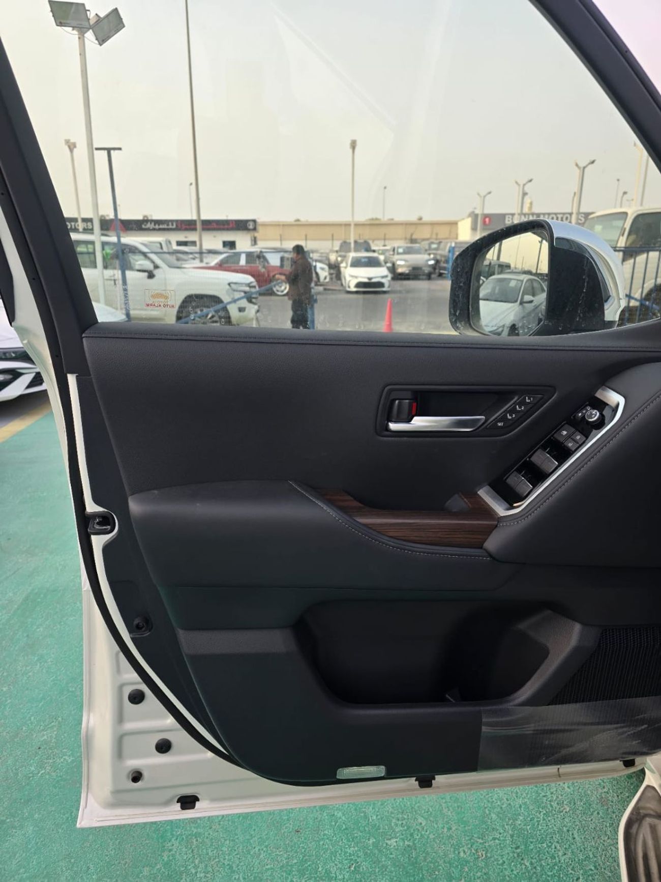 تويوتا لاند كروزر TOYOTA LANDCRUISER VX HYBRID FULL OPTION 2025 MODEL