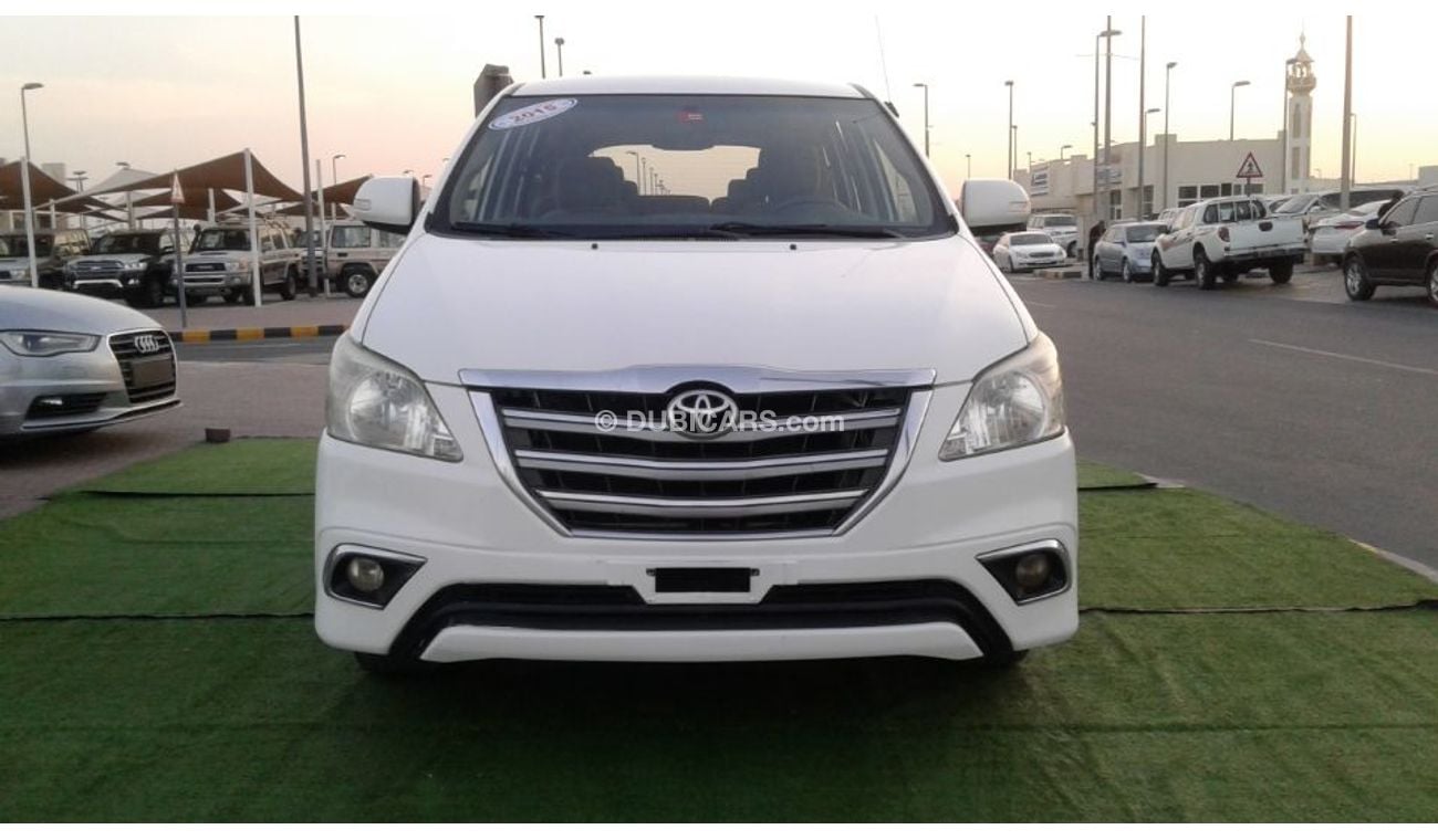 تويوتا إينوفا ابيض خليجى 2015 فتحة سقف رقم 1فل ابشن كامل بحالة جيدة