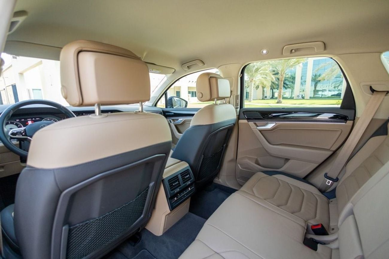 Volkswagen Touareg Atmosphere 3.0L Volkswagen Touareg 2023 GCC under Agency Warranty and Service Contract with Flexible