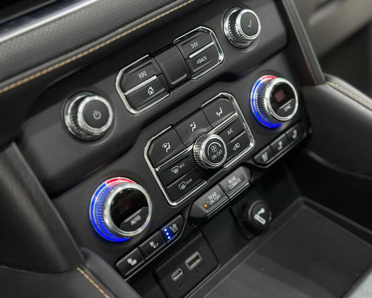 GMC Yukon 2022 GMC Yukon AT4 7 Seater, Aug 2027 GMC Warranty + Service Pack, Full Options, Low Kms, GCC