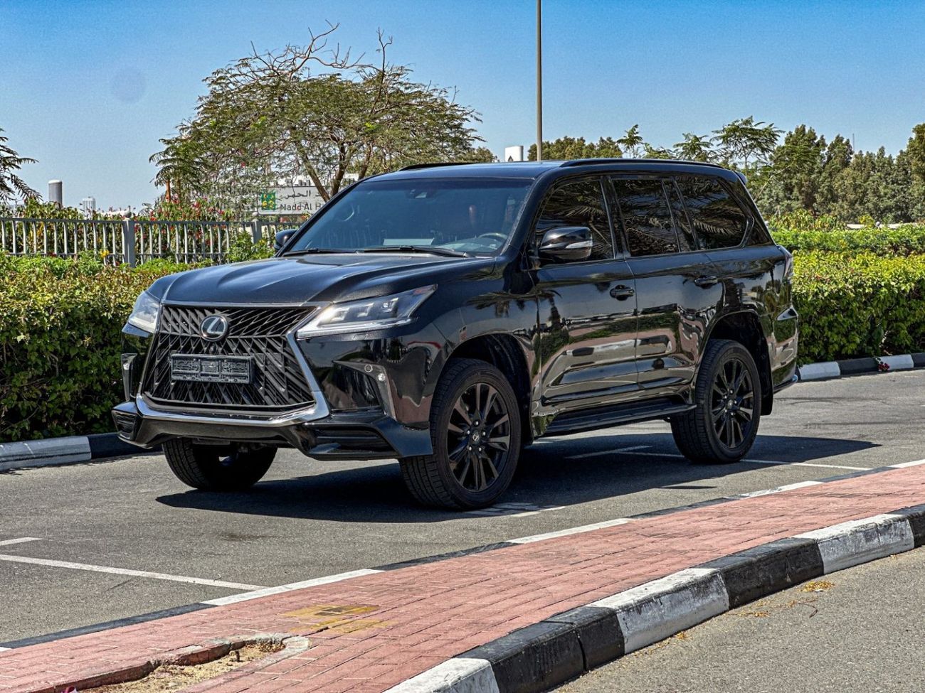 لكزس LX 570 Lexus Lx570s Signature Black Edition 5.7L / Gcc Specification