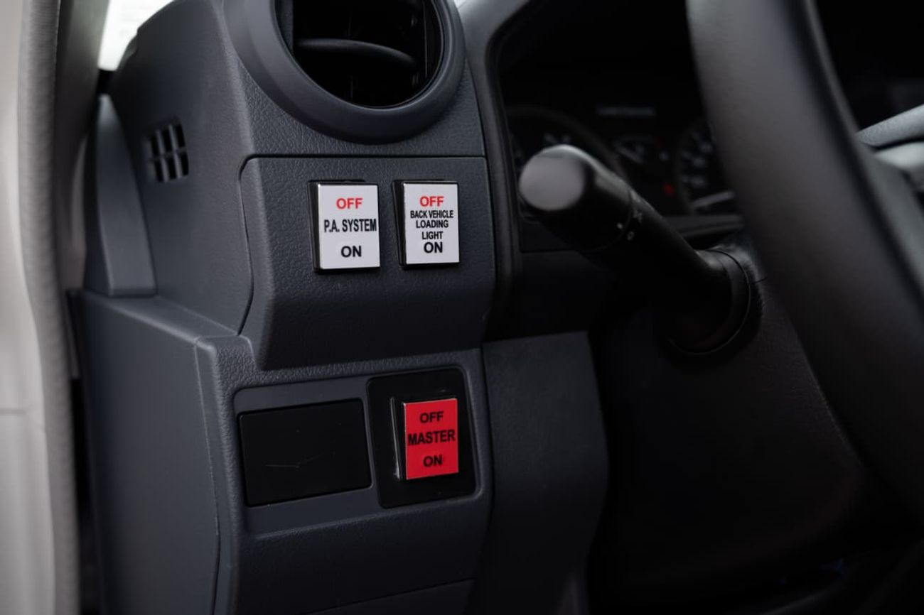 تويوتا لاند كروزر 70 LC 78 | Manual Transmission | 4.2L Diesel | 3 door | Basic Life Support Ambulance