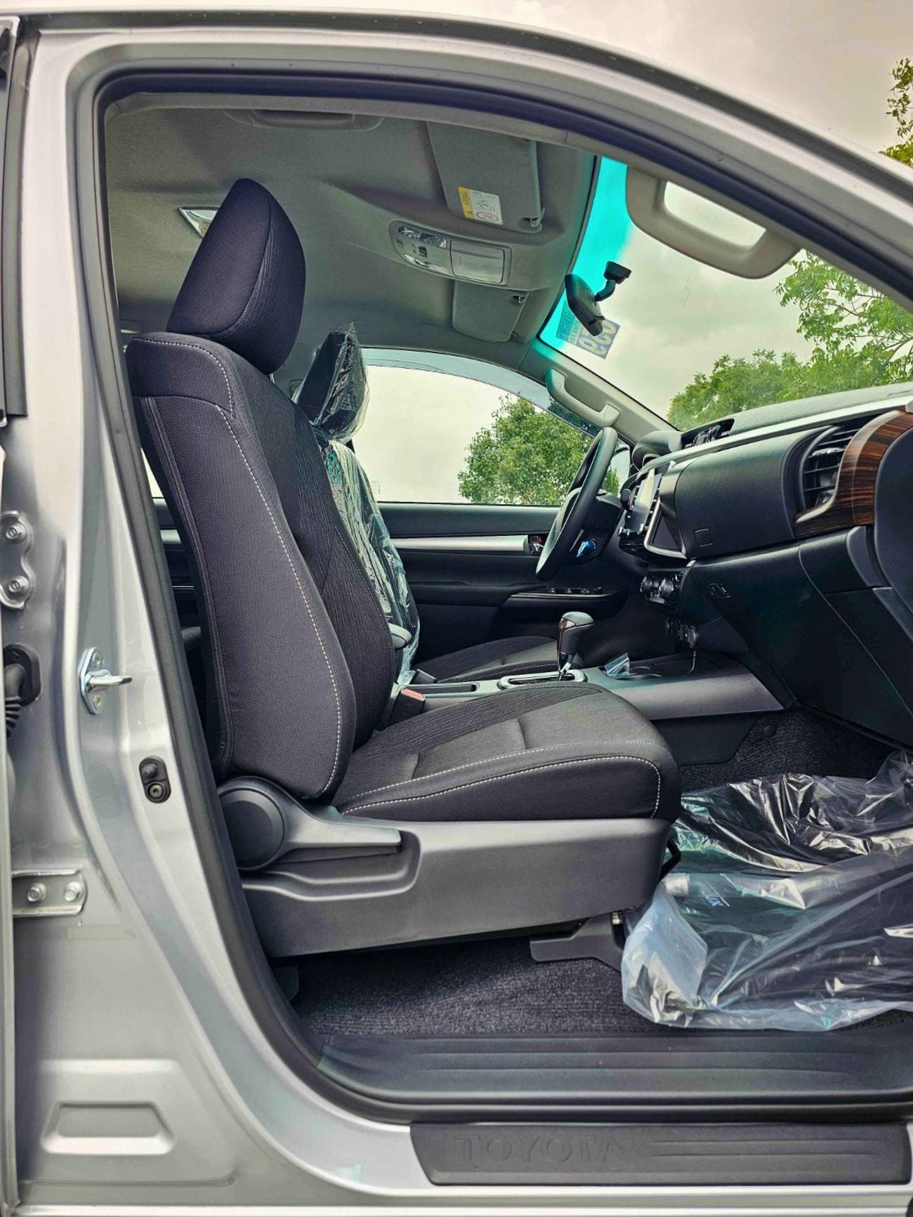 تويوتا هيلوكس SR5 TRD WOOD INTERIOR W VISOR / 4.0L PETROL V6 4WD / BLIND SPOT /REAR CHROME BUMPER / DVD+CAMERA (CO