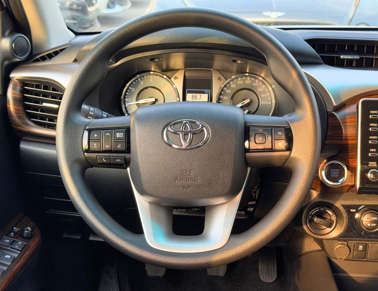 Toyota Hilux SR5 | 2.7L V4 | M/T | DVD CAMERA | 4X4 | WOOD TRIM | FULL OPTION | 2025 MY