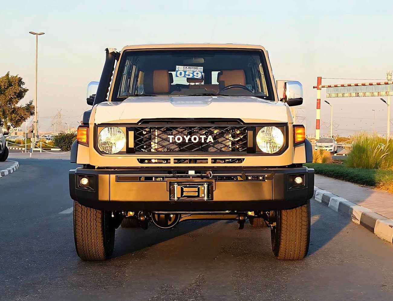 Toyota Land Cruiser 70 /4.0L PETROL A/T / TOP VARIANT / DIFF LOCK / REFRIGETOR / FULL OPTION / CODE#68081
